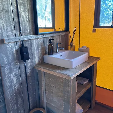 Luxury tent Eco-lodge, Tente Au Coeur D'une Foret Nourriciere *